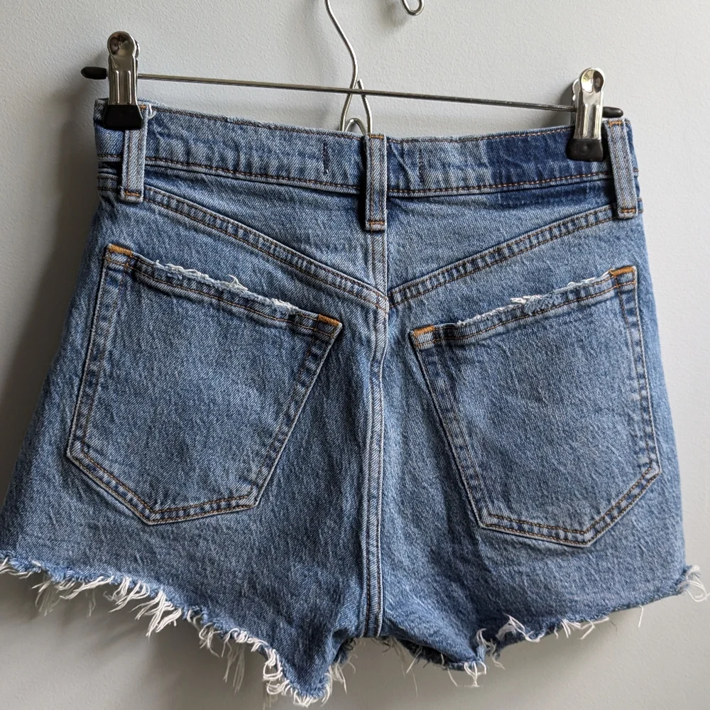 ✨HP✨ A&F "The Mom" High Rise Denim Distressed Short size 24/00 - Picture 2 of 6